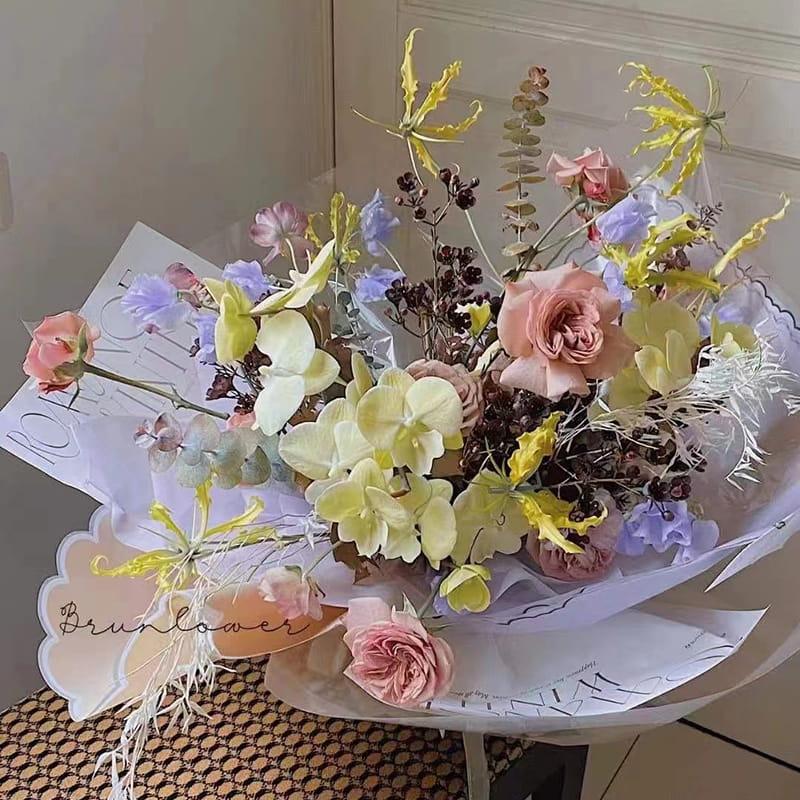 Papel de embrulho de flores com filme gelatinoso de pétalas