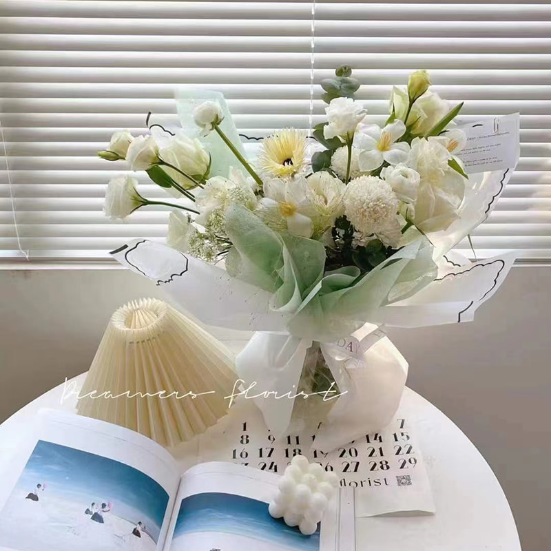 Papel de embrulho de flores com filme gelatinoso de pétalas