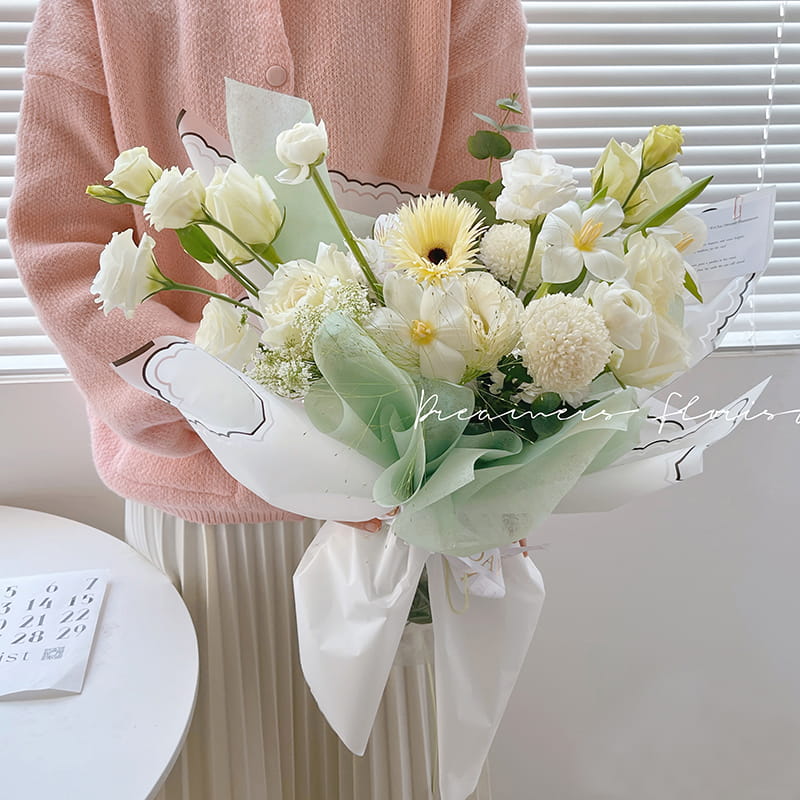 Papel de embrulho de flores com filme gelatinoso de pétalas