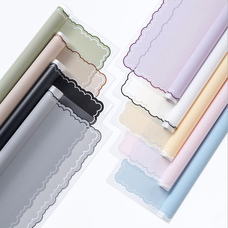 Papel de embrulho de flores com filme gelatinoso de pétalas