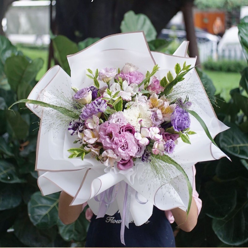 Papel de embrulho de flores fosco com bordas douradas