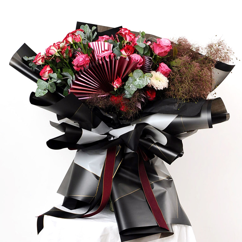 Buquê de flores à prova d'água envolvendo nosso papel com linha magnética