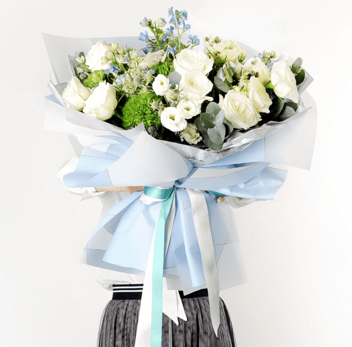 Buquê de flores à prova d'água envolvendo nosso papel com linha magnética