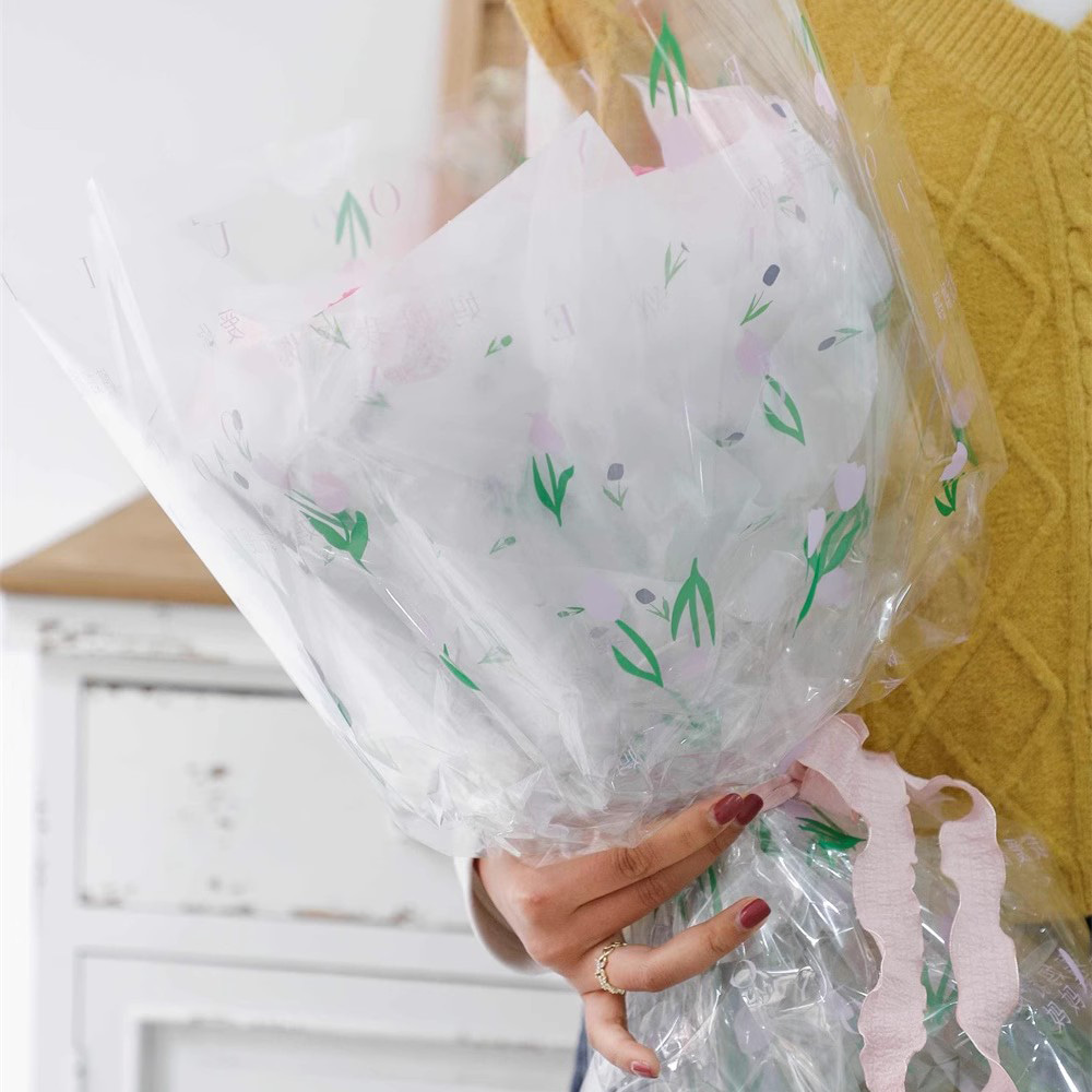 Buquê de papel de embrulho grosso com palavras artísticas