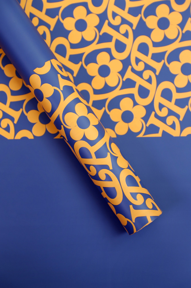 Papel de embrulho de flores com padrão de flores em filme fosco