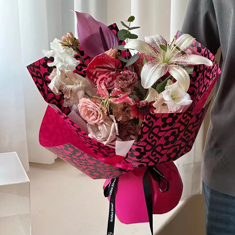 Papel de embrulho de flores com padrão de flores em filme fosco