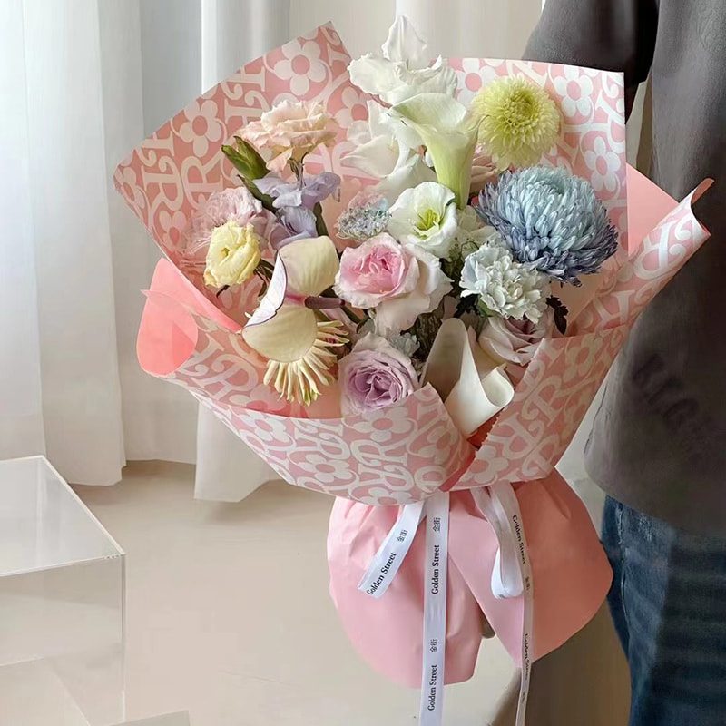 Papel de embrulho de flores com padrão de flores em filme fosco