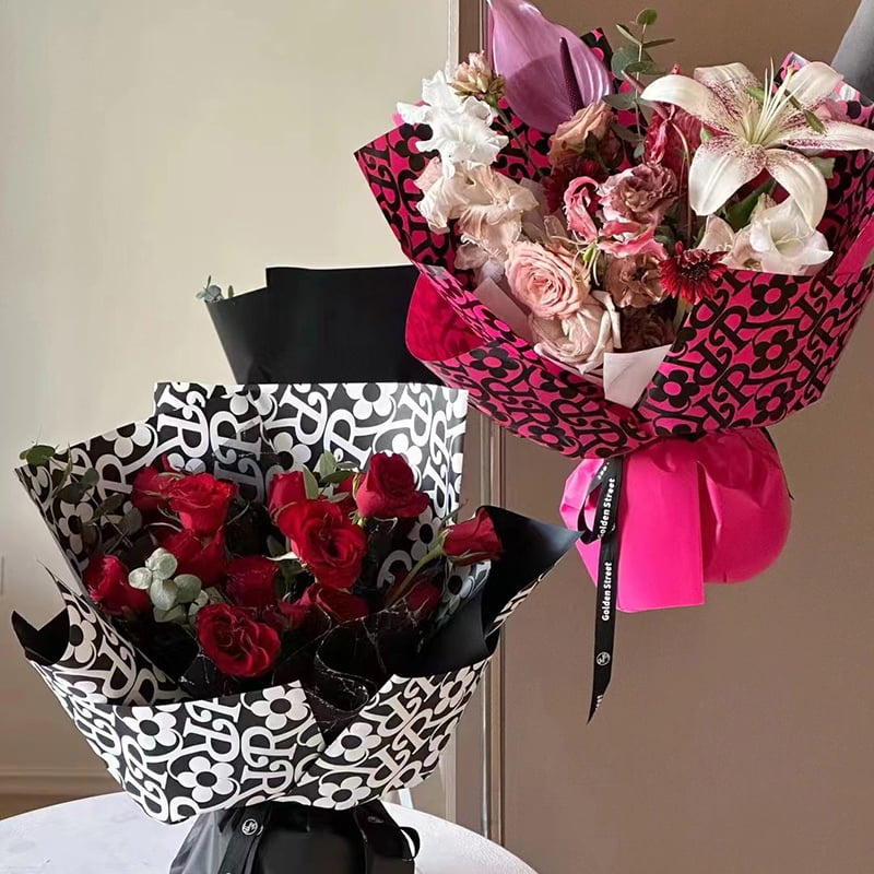Papel de embrulho de flores com padrão de flores em filme fosco