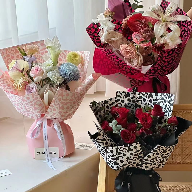 Papel de embrulho de flores com padrão de flores em filme fosco