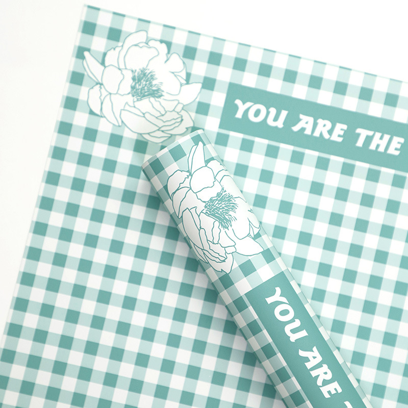 Papel de embrulho de flores de penas com padrão xadrez