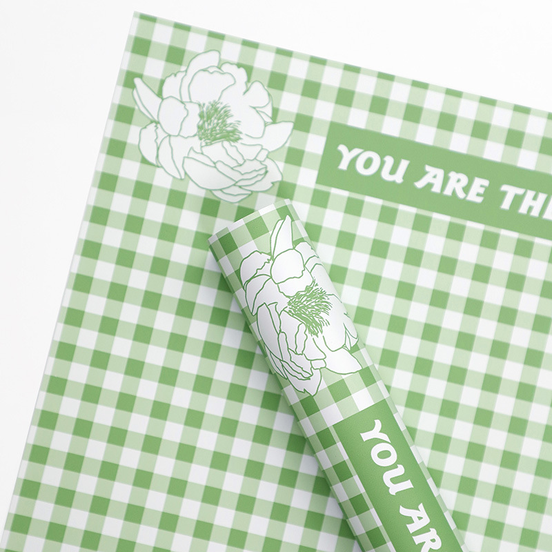 Papel de embrulho de flores de penas com padrão xadrez