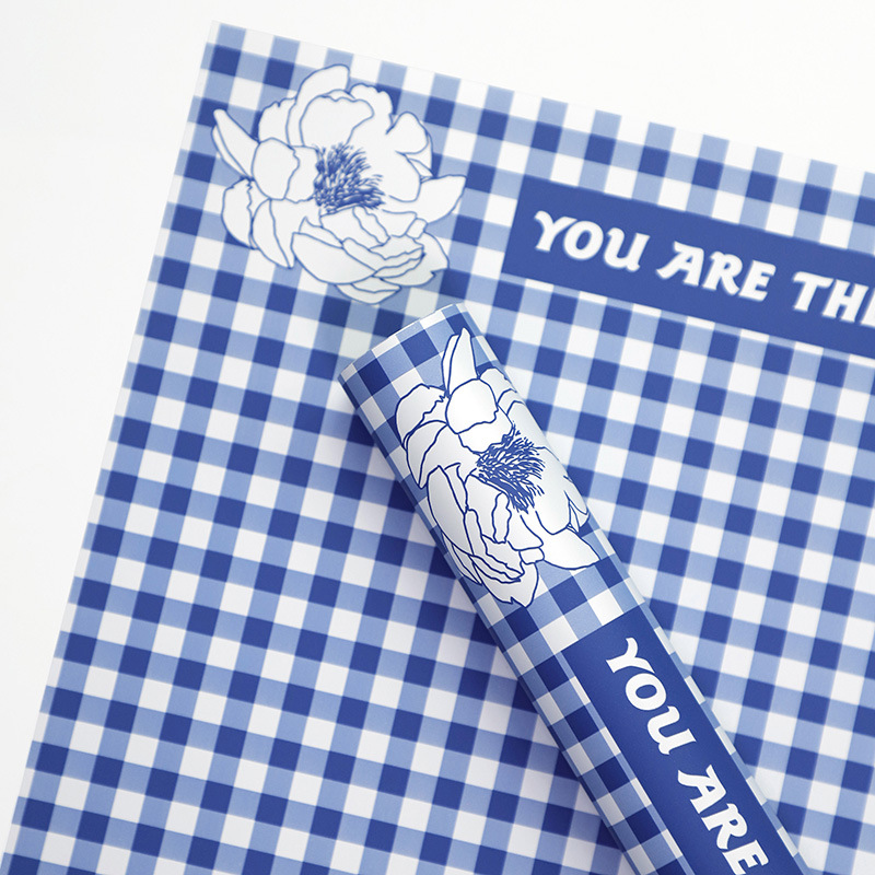 Papel de embrulho de flores de penas com padrão xadrez