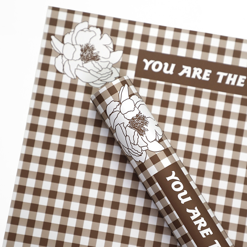 Papel de embrulho de flores de penas com padrão xadrez
