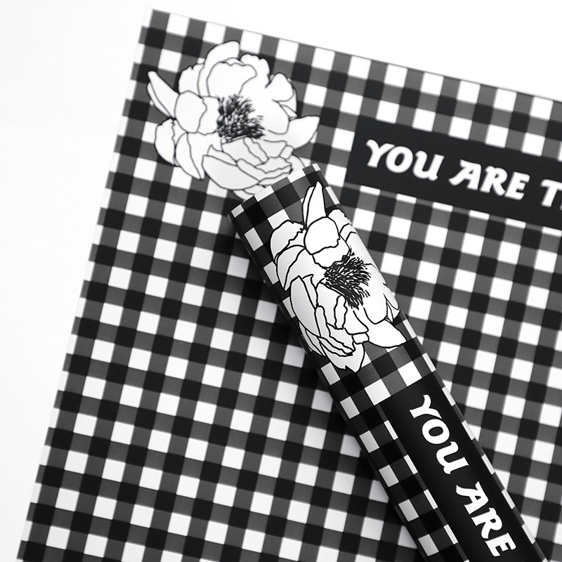 Papel de embrulho de flores de penas com padrão xadrez