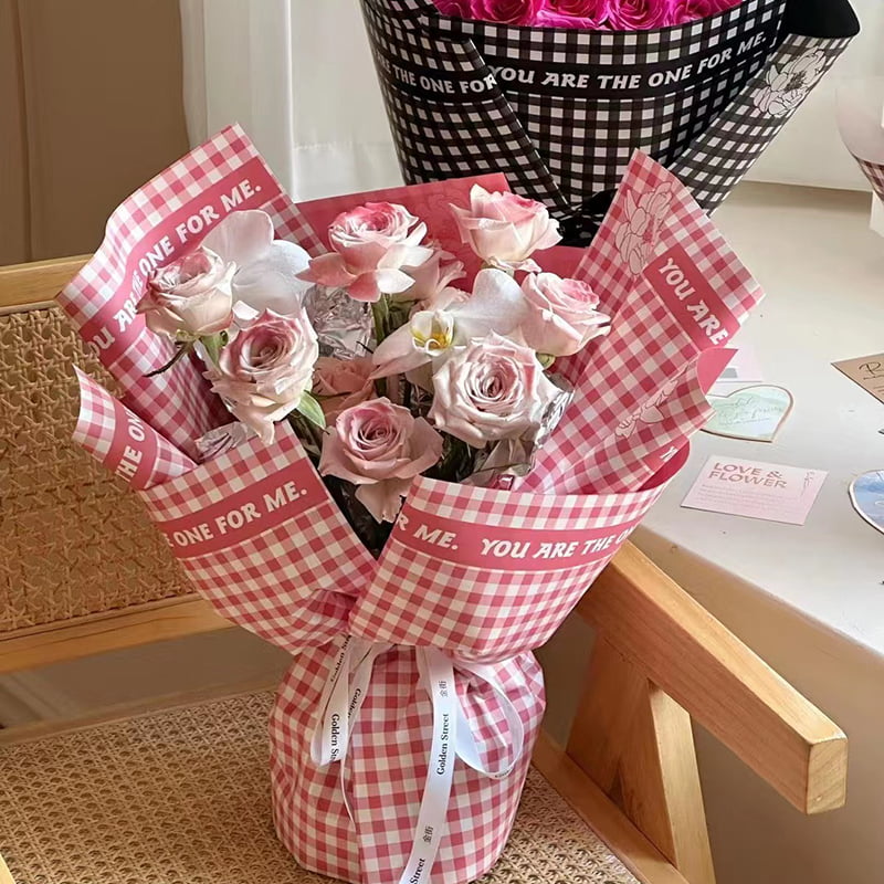 Papel de embrulho de flores de penas com padrão xadrez