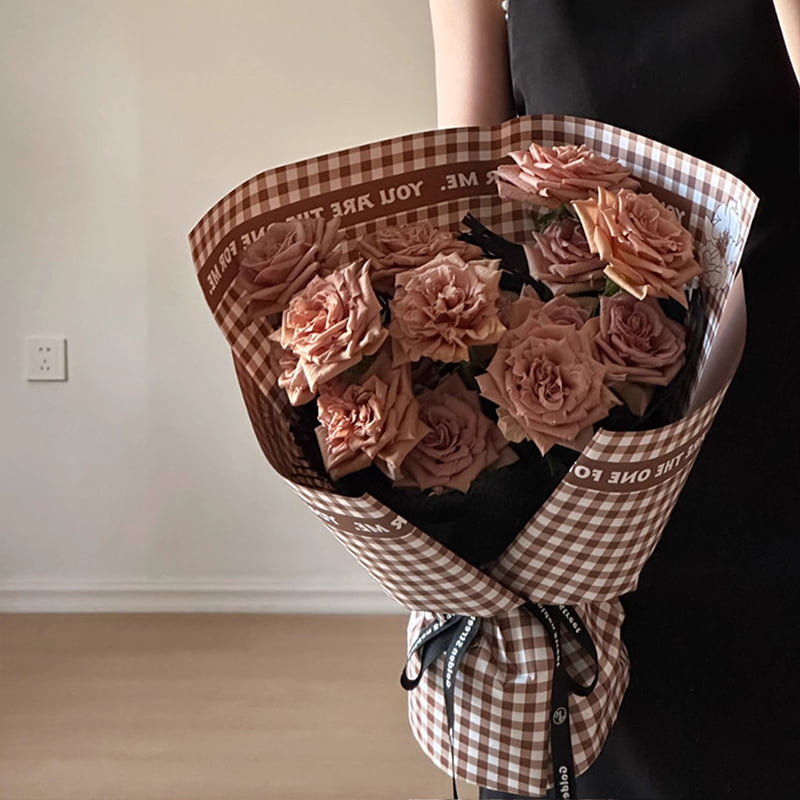 Papel de embrulho de flores de penas com padrão xadrez