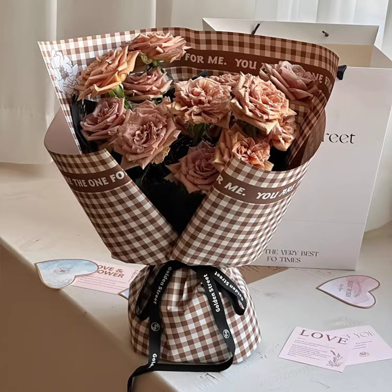 Papel de embrulho de flores de penas com padrão xadrez