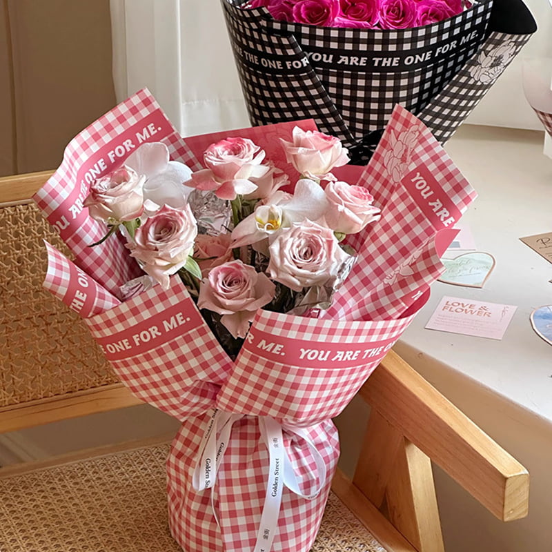 Papel de embrulho de flores de penas com padrão xadrez