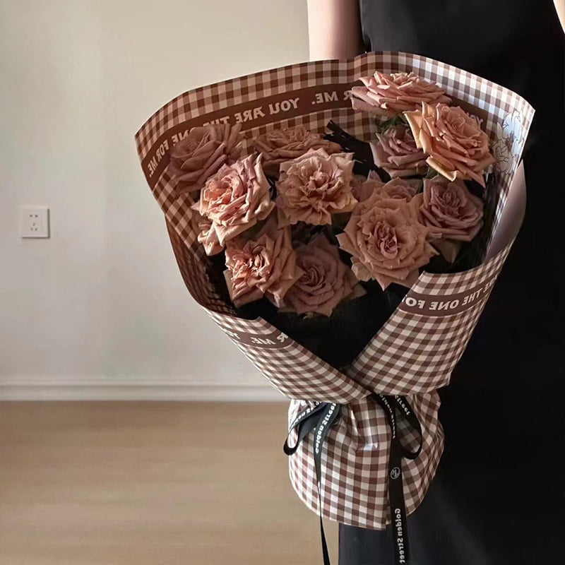 Papel de embrulho de flores de penas com padrão xadrez