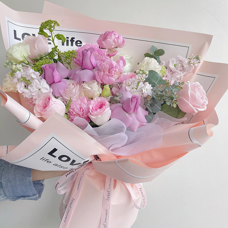 Papel de embrulho de flores com letras lisas