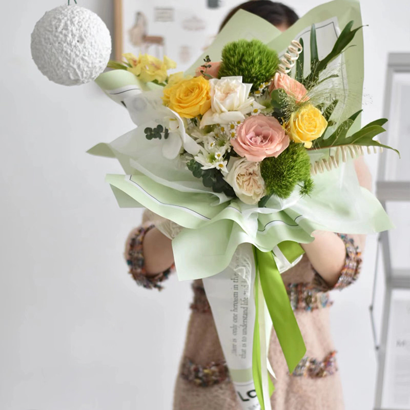 Papel de embrulho de flores com letras lisas