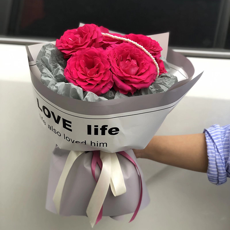 Papel de embrulho de flores com letras lisas