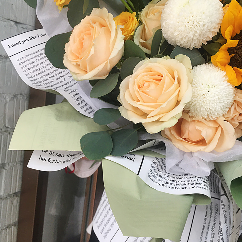 Papel de embrulho de flores de jornal inglês